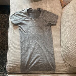 Gray swiftly tech Lulu T-Shirt size 2
Great condition(only worn a few times)